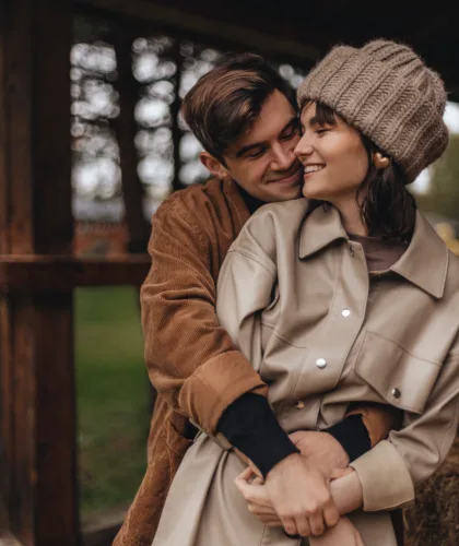 пара обнимается