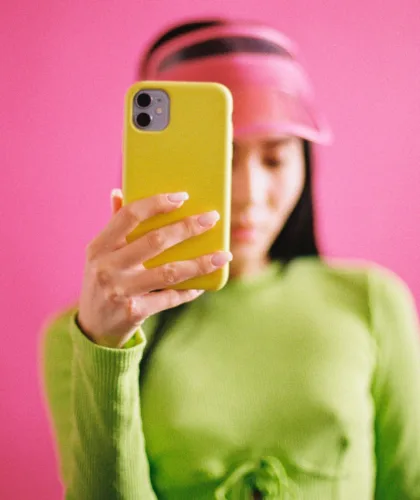 девушка с телефоном