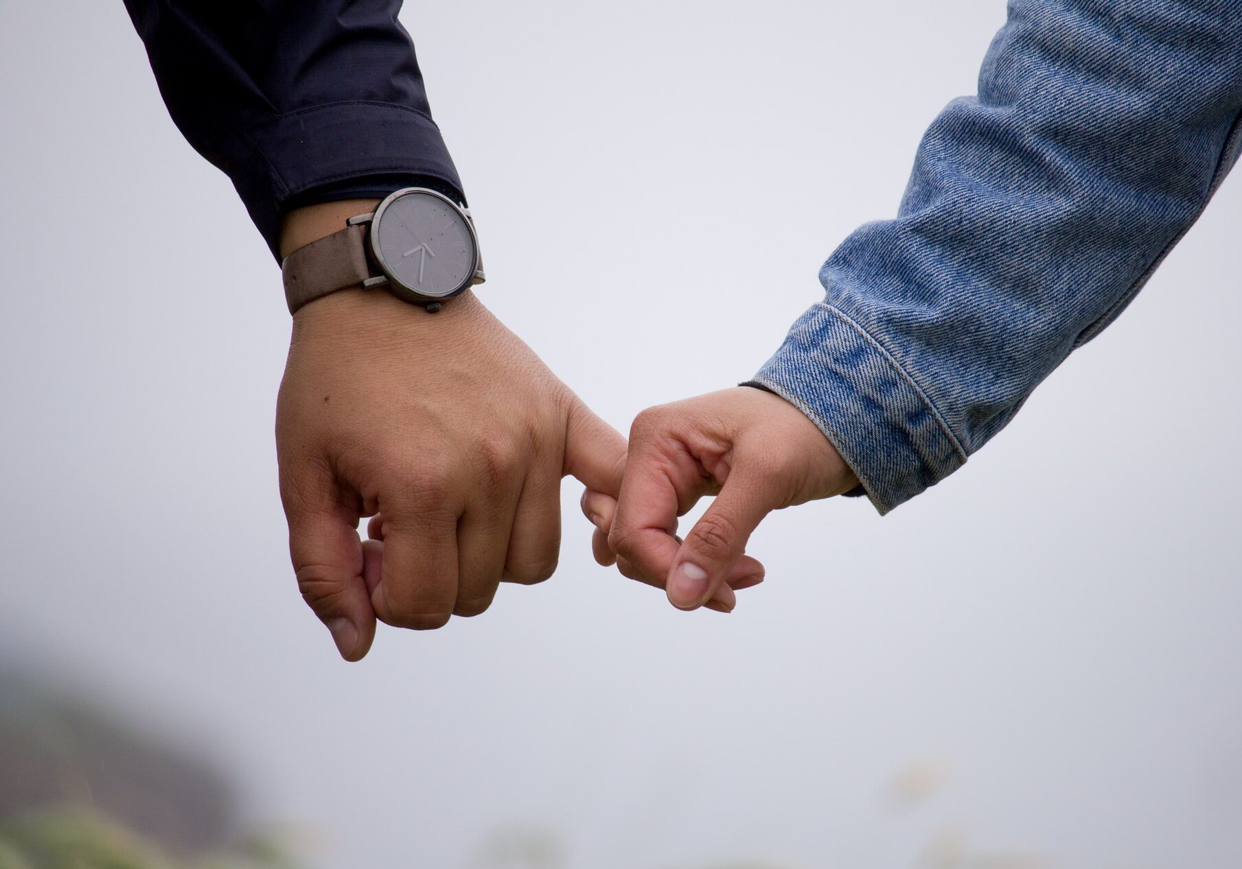 пара держится за руки