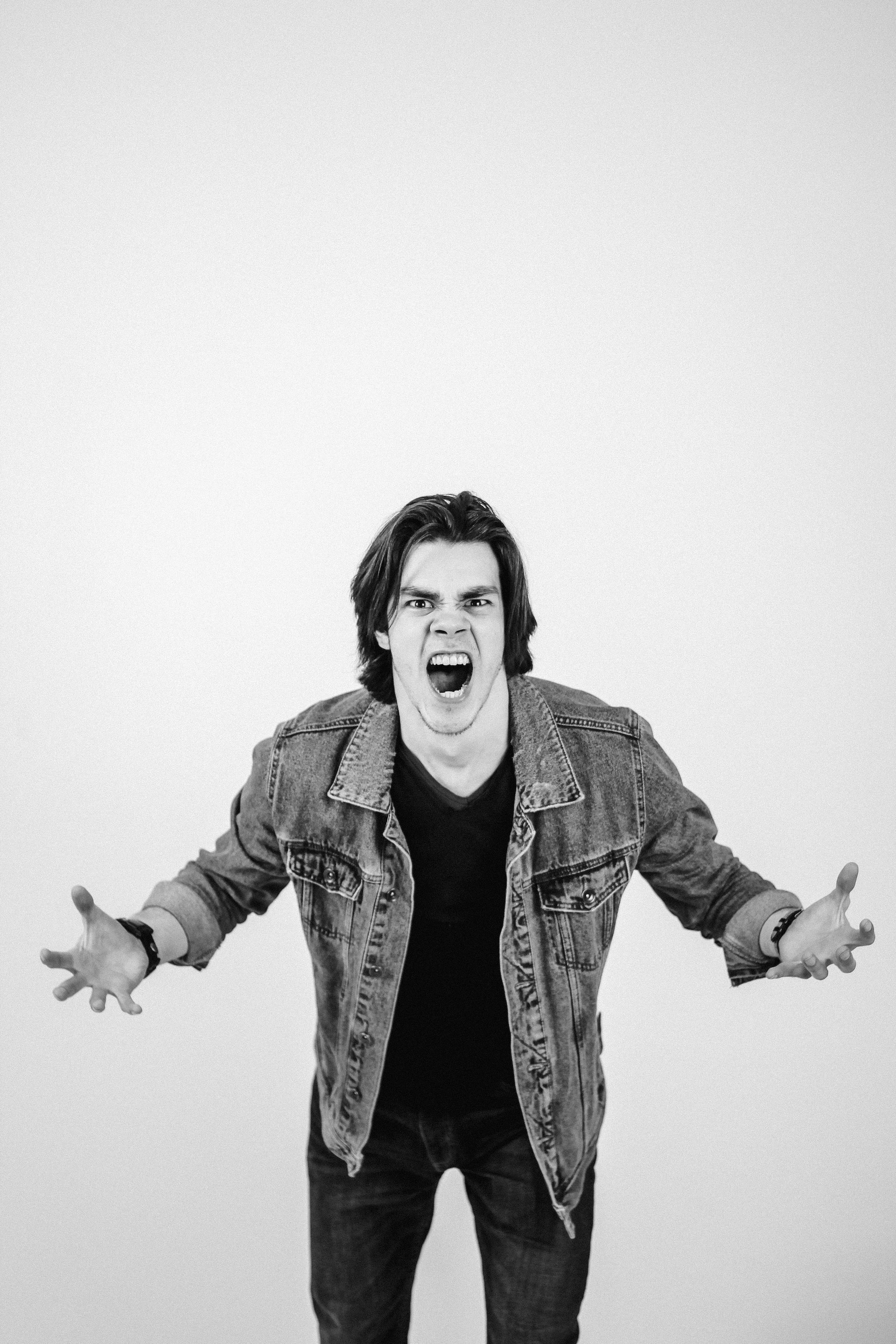 мужчина кричит